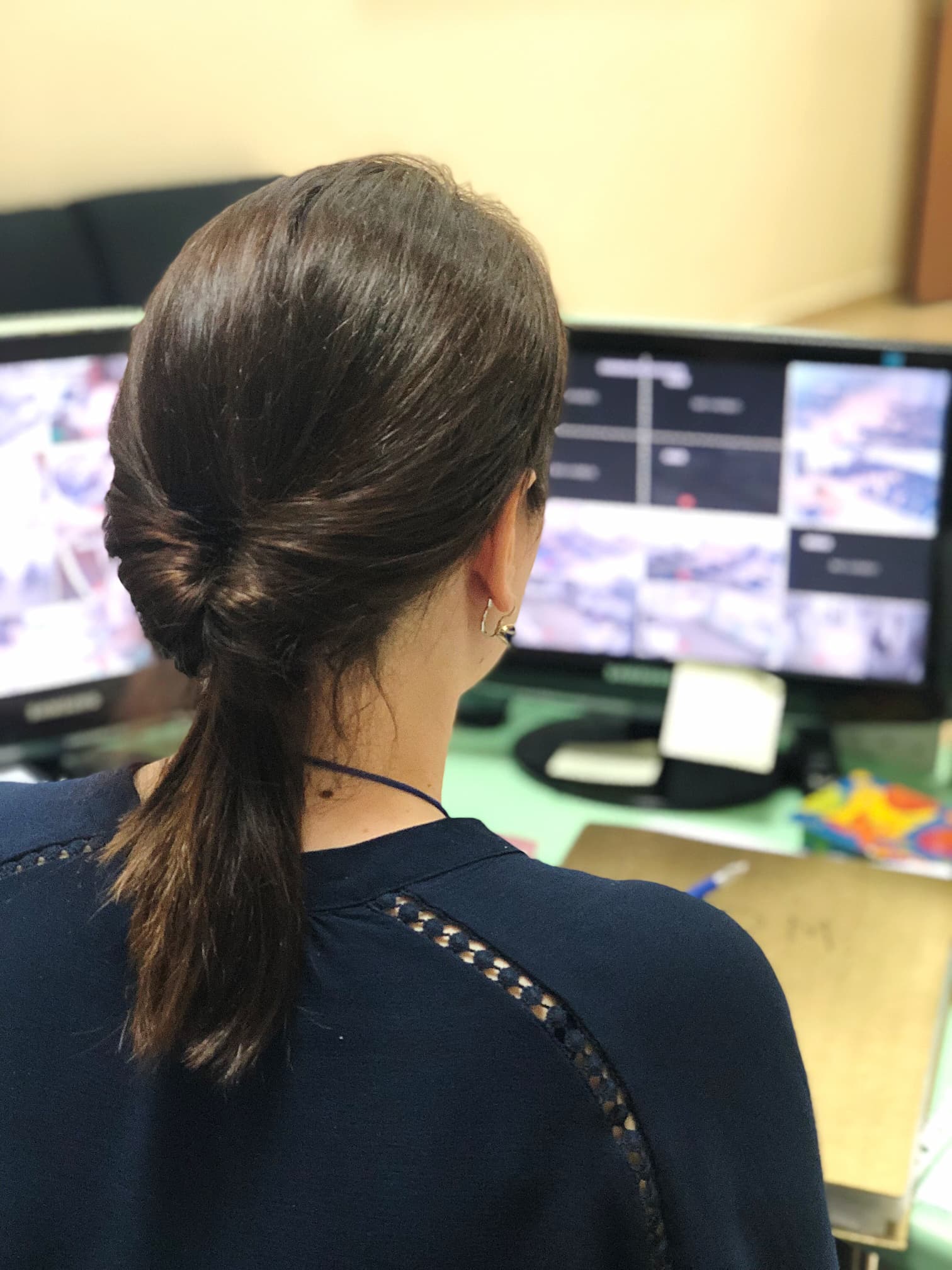 vista-trasera-mujer-usando-computadora (1)